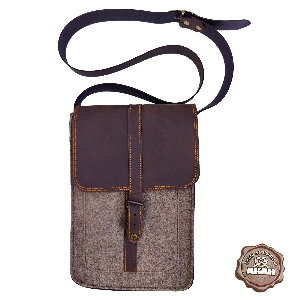 Hunting bags for hunting grounds and equipment von AKAH AKAH Messenger-Tasche Wollfilz 60151000